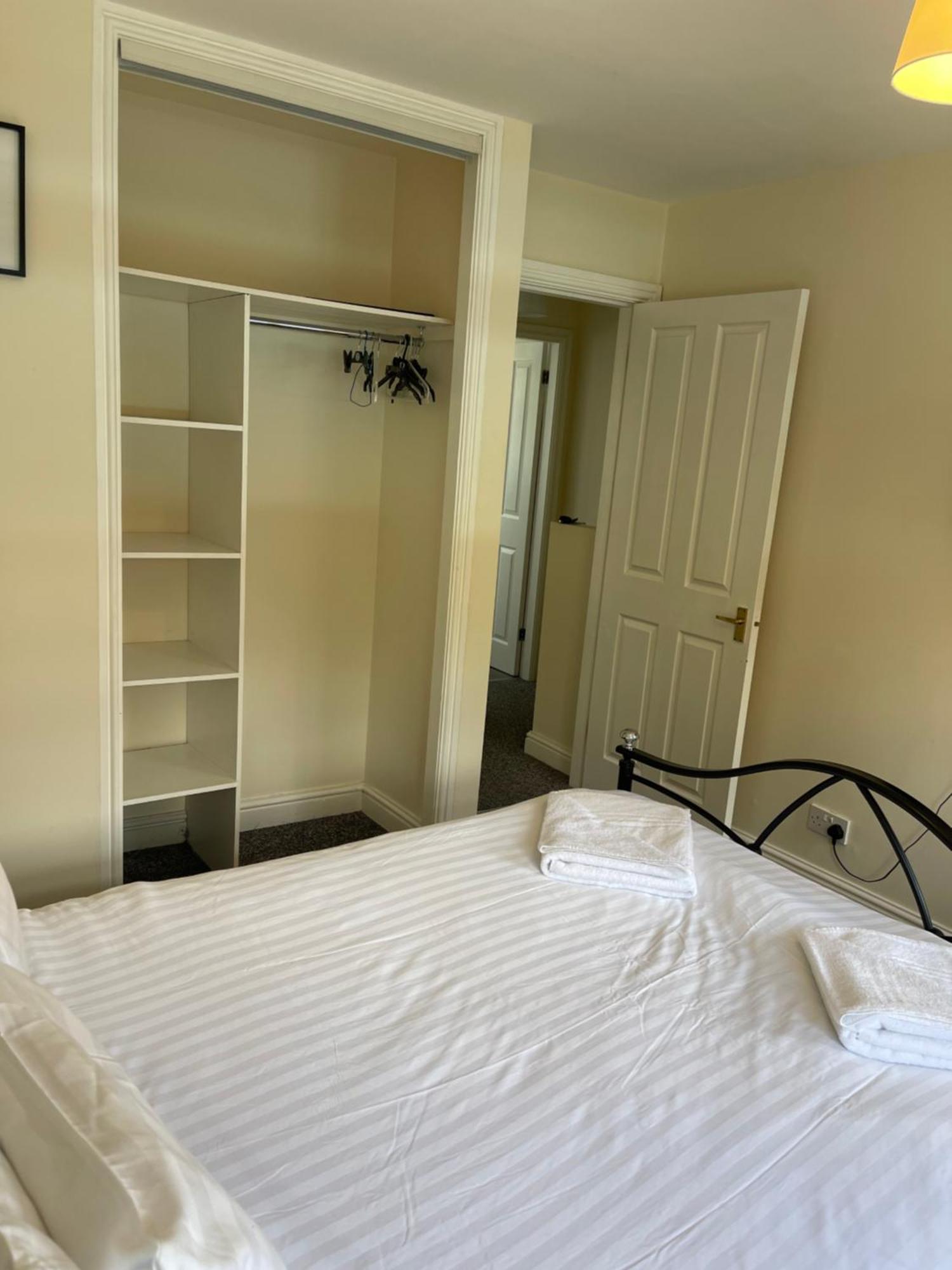 House Number 4 Sleeps Up To 4 With Smart Tvs In Every Room Wellington  Exterior photo